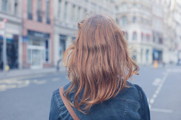 Fototapeta na wymiar Young woman walking in the city