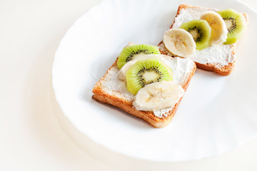 toast with kiwi and banana