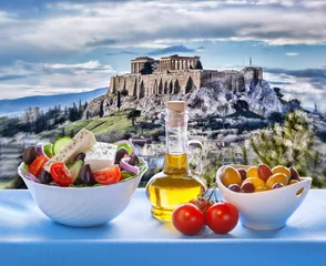 Zelfklevend Fotobehang Athene Akropolis met Griekse salade in Athene, Griekenland