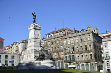 Fototapeta na wymiar Denkmal Infante d Henrique vor Markthalle, Porto