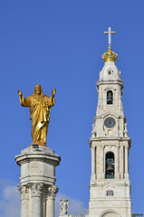 Fototapeta na wymiar Christus und Turm der Basilika, Fatima