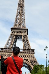 Fototapeta na wymiar La tour Eiffel prise en photo par un touriste