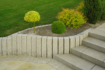 Moderner Vorgarten als Steingarten mit Treppe aus Granit