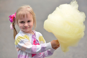 petite fille mangeant Barbe à papa