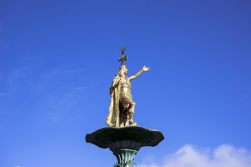 Fototapeta premium アルマス広場のパチャクテク大王像