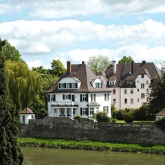 Fototapeta na wymiar Alte Villa an der Donau