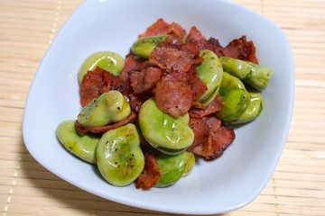 そら豆とベーコンのソテー © assy
