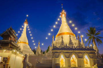 Naklejka premium Phrathat Doi Kongmu in the night