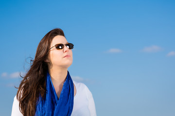 frau vor blauem himmel mit schal