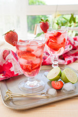 Hausgemachte Erdbeerbowle