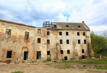 Fototapeta premium destroyed house