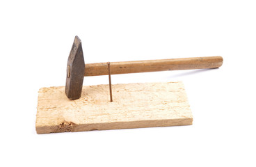 Hammer mit Nagel und Brett