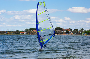 Windsurf, laguna de Villafranca de los Caballeros, España