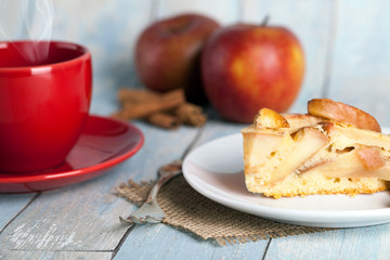 Kaffee Tasse trinken mit Apfel Kuchen auf Holz Tisch