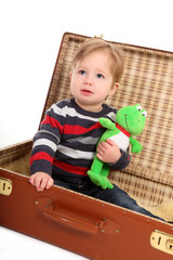 Kind im Koffer mit Frosch