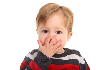 Baby mit Hand vor dem Mund