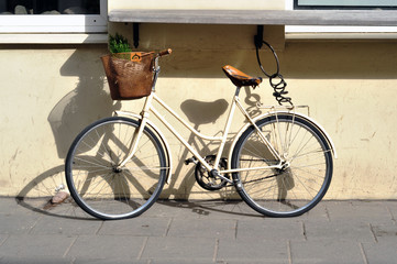 Fototapeta na wymiar Old Bicycle at the wall 