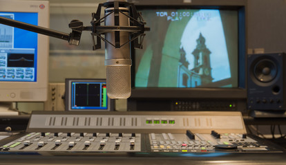 Condenser microphone in TV production studio interior - obrazy, fototapety, plakaty