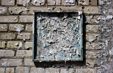 Naklejka premium rough old dilapidated board white brick wall