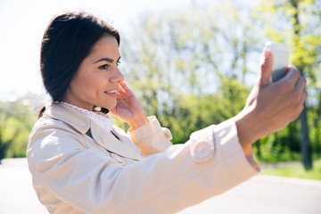 Obraz premium Happy woman making selfie photo