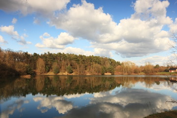 Seepanorama mit wolkigem Himmel