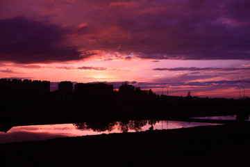 Zachód słońca nad miastem i kanałem.