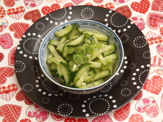 frischer Gurkensalat