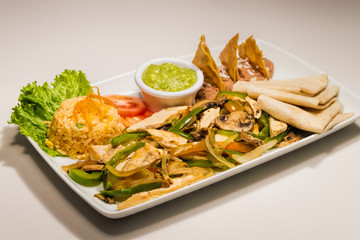 Fajitas de pollo con arroz y aguacate