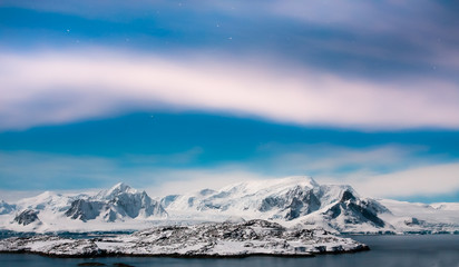 Fototapeta na wymiar Beautiful snow-capped mountains in Antarctica