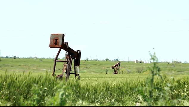 &Ouml;lpumpen auf einem Feld