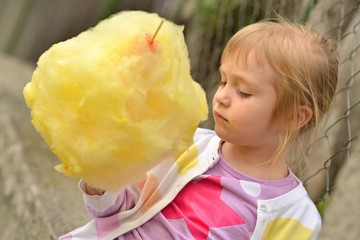  Petite fille mange une barbe à papa 