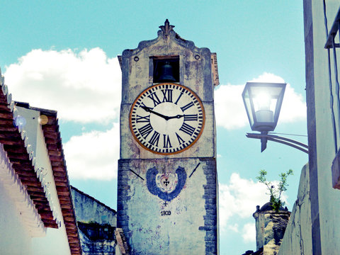 Torre com rel&oacute;gio antigo