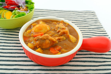 美味しそうなカレーとサラダ