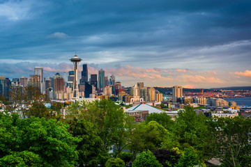 Obraz premium Sunset view of the Seattle skyline from Kerry Park, in Seattle,