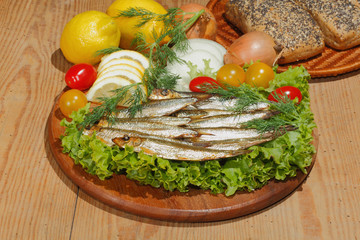 Sprotten, geräuchert, Salat, Zitronen, Zwiebeln, Tomaten