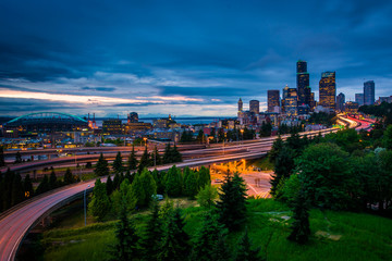 Fototapeta na wymiar Twilight view of the Seattle skyline from the Jose Rizal Bridge,