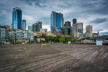 Fototapeten View of buildings in downtown Seattle from Piers 62 and 63, on t © jonbilous