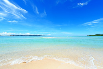 Belle plage d& 39 Okinawa et ciel d& 39 été