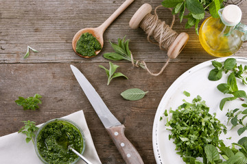 Kräuterpesto zubereiten © Scheer Sieglinde