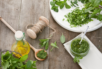 Frische Kräuter zubereiten