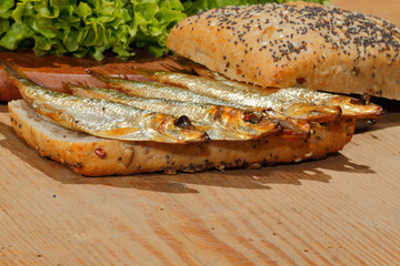 Sprotten, geräuchert, Salat, Körnerbrötchen