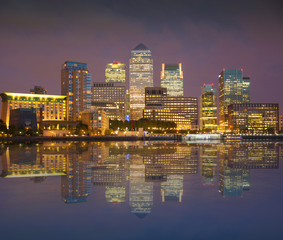 Fototapeta na wymiar LONDON, UK - OCTOBER 17, 2014: Canary Wharf at night 