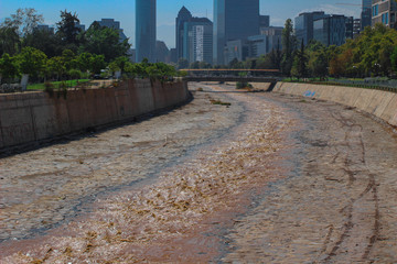 Rio cruzando la ciudad
