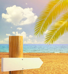 Obraz premium Paradise beach with empty wooden sign - Vacation concept