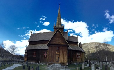Fototapeta na wymiar Stabkirche im Ort Lom in Norwegen 