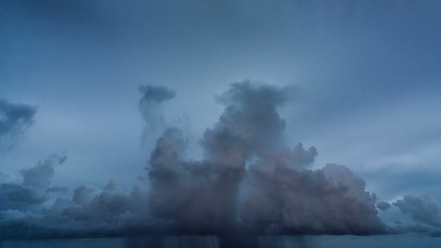 Time - lapse дождь над океаном.