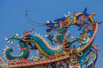 Fototapeta na wymiar Dragon temple roof decoration