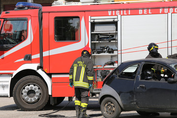 firefighters and relieve the injured in car