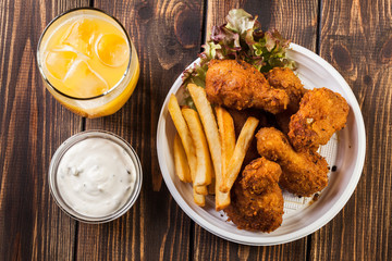 Crisp crunchy chicken wings with chips