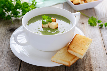 Spinach cream soup - healthy nutrition